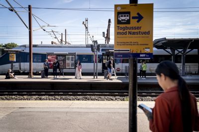 Togpassagerer der skal rejse mellem Ringsted og Næstved onsdag formiddag, må forberede sig på længere rejsetid. Et overgravet kabel betyder, at der er indsat togbusser på strækningen. Billedet viser Ringsted Station og stammer fra en tidligere lejlighed, hvor der også var indsat togbusser mellem Ringsted og Næstved.