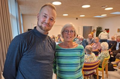 Formanden for Midtjysk Kor, Else Holm, står her sammen med dirigenten Alex Kjær Ahn, der bor i Voel og er uddannet musiklærer, organist og korleder.