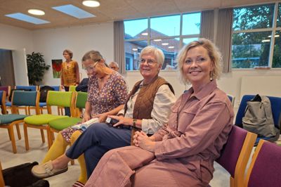 Jette Jørgensen (forrest) er ny sanger i Midtjysk Kor. Her sidder hun sammen med Hanne Vestergaard og Jane H.G. Olsen.