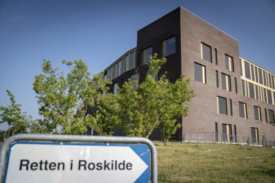 Retten i Roskilde har onsdag taget hul på en stor straffesag om seksuelle overgreb. Der er 43 forurettede i alderen 12-18 år.