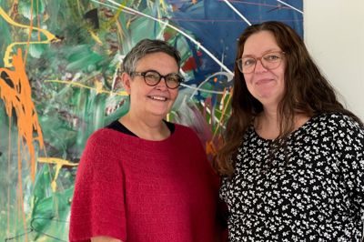 Anita Johnsdottir (th) har taget merituddannelsen som pædagogisk assistent. Det giver hende en større faglig indsigt i arbejdet. Det er til glæde for både hende selv og Bakkehusets leder, Tina Frederiksen.