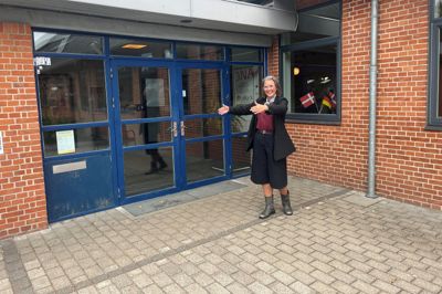 Viceskoleleder Line Lomholt fra Ejstrupholm Skole viser her, hvor det nye indgangsparti skal placeres - faktisk lige ved det nuværende. Hun glæder sig til ombygningen: - Vi får nogle bedre rammer, og det giver også flere muligheder, siger hun.