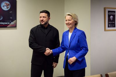 Ukraines præsident, Volodymyr Zelenskyj, kritiserede tirsdag EU-landenes beslutning om at ophæve sanktionerne for to russiske oligarker, da han mødte EU-Kommissionens formand, Ursula von der Leyen, ved FN's generalforsamling i New York.