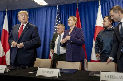Regeringslederne fra USA, Danmark og Grønland underskrev tirsdag en sikkerheds- og forsvarsaftale i New York i forbindelse med FN's Generalforsamling, og USA's præsident, Donald Trump, og statsminister Mette Frederiksen (S) fik hilst pænt på hinanden trods flere års diplomatiske udfordringer.