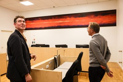 Retspræsident Steen Friis Nielsen (t.h.) beundrer Birk Bjørlos værk, »Morgen«, i kunstnerens nærvær. Værket hænger i retssal H i Haraldsgade.