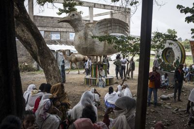 Internt fordrevne er samlet for at få udleveret mad i Tigray i juli 2024. Cirka en million mennesker vurderes stadig at være fordrevet i Etiopien som følge af borgerkrigen, der sluttede i 2022.