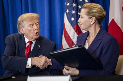 Statsminister Mette Frederiksen og USAs præsident Donald Trump under underskriftsceremoni i FN-bygningen i New York.