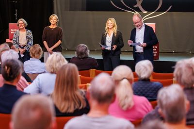 Fra højre imod venstre, Henrik Engedahl (V), formand for Sundheds- og Ældreudvalget i Ikast-Brande Kommune og medlem af Sundhedsråd Vestjylland, Majbritt Birkholm (DF), formand for Sundhedsråd Vestjylland, Herning Kommunes borgmester og medlem af Sundhedsråd Vestjylland, Dorte West (V) og Anne Marie Søe Nørgaard (V), formand for Social- og Sundhedsudvalget i Herning Kommune og medlem af Sundhedsråd Vestjylland.
