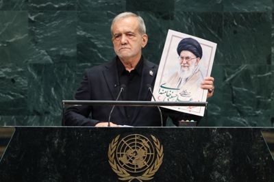 Irans præsident, Masoud Pezeshkian, holder et billede af ayotallah Ali Khamenei, der blev dræbt i februar, under sin tale ved FN's Generalforsamling i New York.