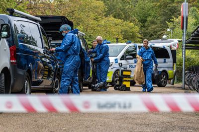 Københavns Vestegns Politi har onsdag eftermiddag været til stede på Brøndbyøster Station i flere timer, efter at en ung mand blev stukket med kniv.
