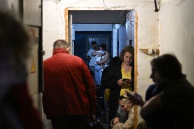 Indbyggere i Kyiv har søgt tilflugt under et russisk angreb på Ukraines hovedstad onsdag.
