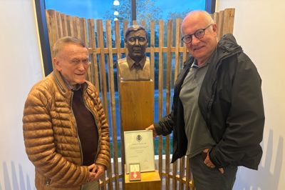 John Byriel Elmholdt (t.v.) og Oluf C. Lund var henne for at se den fine buste af Johannes Rosenkilde.