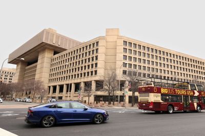 En bus kører forbi FBI's hovedkvarter. Forbundspolitiet efterforsker et brud på sikkerheden, efter at en international hackergruppe har hævdet at have fået adgang til følsomt FBI-data.