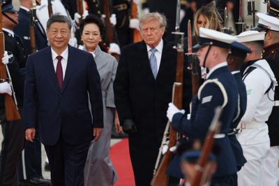 Kinas præsident, Xi Jinping, og USA's præsident, Donald Trump, ses på rød løber i Maryland, hvor Xi Jinping tager hul på et tre dage langt besøg i USA. Den kinesiske præsidents hustru, Peng Liyuan, og førstedame Melania Trump ses også på den røde løber.