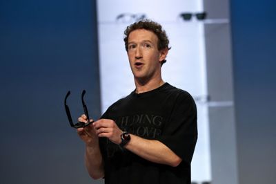 Meta-topchef Mark Zuckerberg ses præsentere brillerne Ray-Ban Meta Audio under en konference onsdag. De har ikke et indbygget kamera, men kan optage lyd.