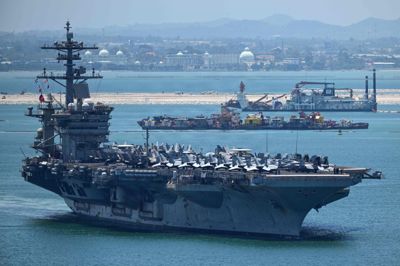 USS »Abraham Lincoln« ses 6. september forlade havnen i thailandske Laem nær Pattaya. Skibet med tusindvis af amerikanske soldater om bord kom til Thailand efter ni måneder til søs.
