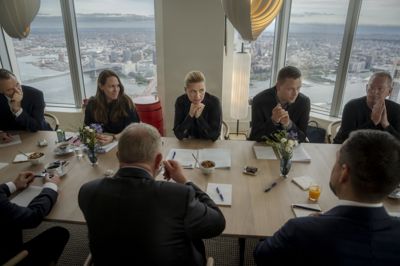 Statsminister Mette Frederiksen (S), udenrigsminister Lars Løkke Rasmussen (M), Grønlands regeringsleder, Jens-Frederik Nielsen, og ministeren for udenrigsanliggender i Grønland, Mute B. Egede, var mandag samlet til et møde om forsvarsaftalen for Grønland, inden den blev underskrevet med den amerikanske præsident, Donald Trump, dagen efter i New York.