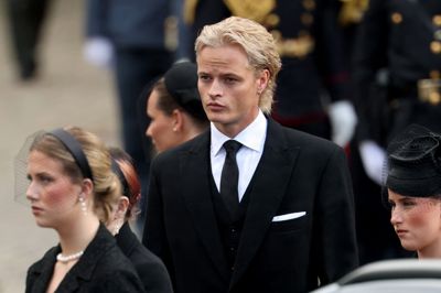 Marius Borg Høiby har været varetægtsfængslet siden begyndelsen af februar. Han har ikke befundet sig i et fængsel, men har været fængslet med fodlænke på det kongelige gods Skaugum uden for Oslo. Han fik dog udgang i forbindelse med begravelsen af kong Harald.