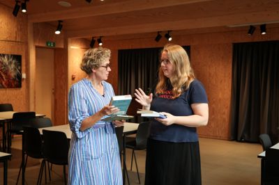 Sognemedhjælper Ulla Bjerg Thomsen (t.v.) fra Herning Kirke og litteraturformidler Ann-Kristine Hald fra Herning Bibliotekerne inviterer til »Læsepauser« fire formiddage frem mod december.
