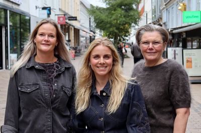 Lotte Møller (tv), indehaver af Wunderwear, Michelle Kinnerup, indehaver af Buksecompagniet og Elisabeth Katballe, indehaver af Elisabeth Katballe. Alle forretningsdrivende på Søndergade og tovholdere på Lyserød Lørdag på Søndergade, hvor 11 butikker er gået sammen om et fælles event.