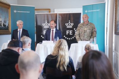 Forsvarsminister Jeppe Bruus (S), chef for Forsvarets Efterretningstjeneste Thomas Ahrenkiel og forsvarschef Michael Hyldgaard holder pressemøde i forbindelse med offentliggørelsen af en ny FE-vurdering af truslen fra Rusland i Kommandantgården på Kastellet i København.