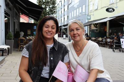Maria Therkildsen (tv), indehaver af Salon Mohair og Mette Hestbech, daglig leder af Poul M, har i et par år været tovholdere på Tværgades udgave af Lyserød Lørdag. 2026-udgaven er ingen undtagelse. Siden 2013 har alle butikker på Tværgade stået sammen om Kræftens Bekæmpelses årlige event. Allerede to år tidligere tog Tania Sass, indehaver af det daværende Sisters Point på Tværgade, dog initiativ til et støttearrangement i sin butik.