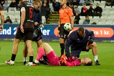 Elias Olafsson modtog behandling under sidste lørdags Superliga-udekamp mod OB. Her imponerede FC Midtjyllands førstekeeper med flere store redninger, men selvom islændingen gennemførte opgøret, måtte han senere opereres for en nyreskade.