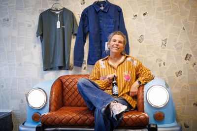 Halløjsa for en sofa! Bente Høxbro har skabt den superoriginale tøjbutik BASHMAN ved siden af Adelgade-butikken BASH, hvor hun de seneste to år har solgt dametøj og smykker. Den nye butik indvies til Skive by Night.