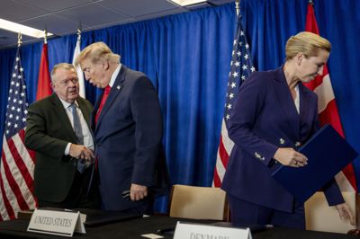 Efter underskrivelsen af den nye sikkerheds- og forsvarsaftale onsdag fik udenrigsminister Lars Løkke Rasmussen (M) en kort snak med USA's præsident, Donald Trump.