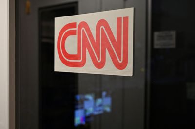 Journalister fra de amerikanske medier CNN, MS NOW og Politico bliver fortsat nægtet adgang til Det Hvide Hus. Det sker, selv om en dommer har beordret USA's præsident til igen at give medierne adgang.