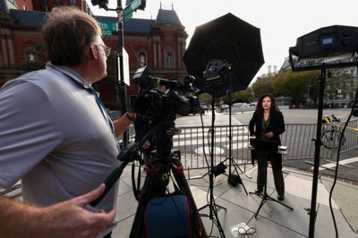 MS NOW's korrespondent i Det Hvide Hus, Laura Barron-Lopez, sender torsdag en reportage fra dagen, hvor Kinas præsident, Xi Jinping, er på besøg hos præsident Trump. Men Trumps udelukkelse af MS NOW og to andre store medier tvang hende til at arbejde fra et gadehjørne tæt ved Det Hvide Hus.