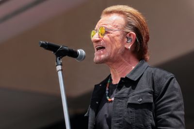 Rockbandet U2 har torsdag annonceret et nyt album, der udkommer den 13. november. På Albummet er der angiveligt Dolly Partons sidste indspilning, hvor hun synger en duet med U2-forsangeren Bono.
