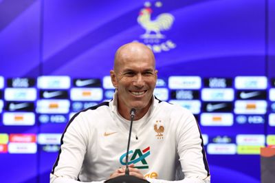 Zinedine Zidane holdt torsdag pressemøde forud for sin debut som Frankrigs landstræner.