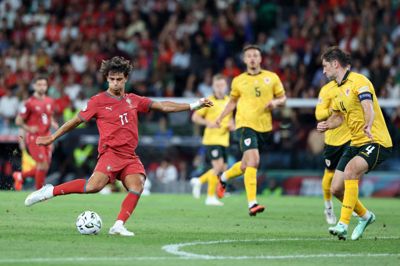 Joao Felix sparker Portugal på 1-0 midt i første halvleg.