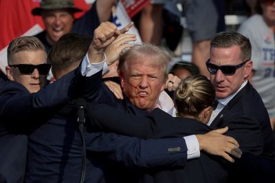 Trump blev strejfet af en kugle under attentat ved vælgermøde i Butler den 13. juli 2024. En mand, der blev ramt af skud, er nu død, oplyser hans familie torsdag.