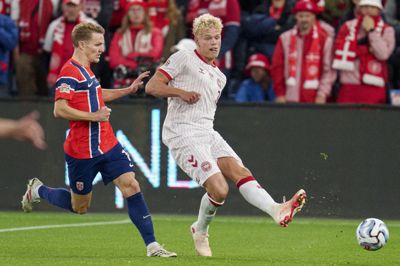 Oliver Provstgaard er her i duel med Norges playmaker Martin Ødegaard.