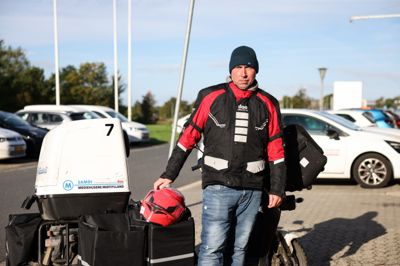35-årige Constantin Taralunga, der er omdeler ved Samdi Distribution, handlede resolut, da han en tidlig morgen så røgen vælte ud af et kolonihavehus i Birk. Han fik kontaktet alarmcentralen og gik straks i gang med at banke på døre og vinduer, fordi han frygtede, der var mennesker i huset, hvilket heldigvis viste sig ikke at være tilfældet.