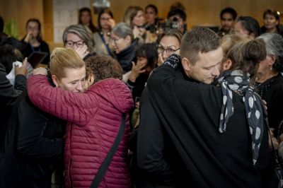 Statsminister Mette Frederiksen (S) og Grønlands regeringsleder, Jens-Frederik Nielsen, hilste sidste år på nogle af de berørte kvinder.