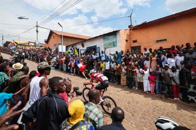 29-årige Mikkel Honoré er efterhånden en garvet VM-rytter. Her kæmper han sig op ad en stigning ved sidste års VM i Rwandas hovedstad, Kigali.