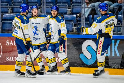 Herning Blue Fox - her ved Phillip Schultz (t.v.), Anton Linde, Oliver Kiljunen og Oskars Cibulskis - er planmæssigt med i topstriden i Metal Ligaen. Søndag venter topbraget mod Frederikshavn.