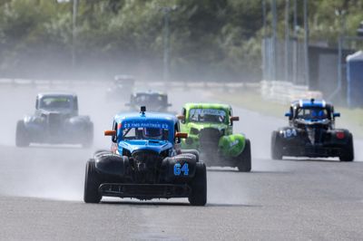19-årige Oliver Ørndrup (nummer 64) fra Herning fører titelræset i den fircylindrede klasse i Legends Car Cup før finaleweekenden på Padborg Park. Hans lillebror, 17-årige August Ørndrup, er en af titelrivalerne.