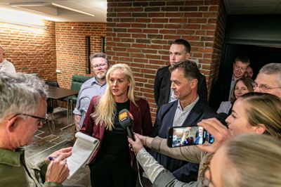 De fire blå partier i Skive Byråd har lavet en række ændringsforslag til deres eget budgetforlig. Her ses Jannie Leth Christensen (LA) ved siden af Alfred Brunsgaard (V) på valgnatten i november sidste år, lige efter de blå partier havde konstitueret sig.