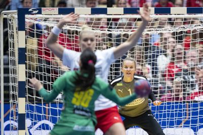 Sandra Toft (i baggrunden) og Kathrine Heindahl (hvid trøje) er begge udtaget til den trup, som i weekenden deltager i træningsturneringen EHF Euro Cup. De har spillet en lang række mesterskaber sammen, blandt andet ved VM i Herning, hvor billedet er fra.