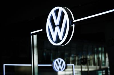 Volkswagen-koncernen tilbagekalder over fire millioner biler som følge af et muligt problem med styretøjet.