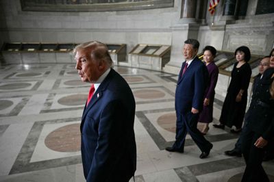 USA's præsident, Donald Trump, på rundvisning i USA's nationale arkiver i Washington D.C. fredag sammen med Kinas præsident, Xi Jinping, og dennes hustru, Peng Liyuan, samt den amerikanske førstedame, Melania Trump.
