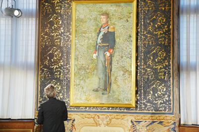 Kong Frederik hiver klædet af og afslører portrætmaleri af sig selv, som billedkunstner Cathrine Raben Davidsen står bag. Portrætmaleriet blev offentliggjort i Riddersalen på Frederiksborg fredag aften.