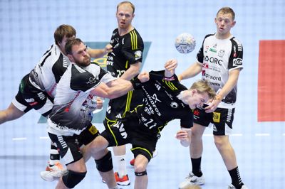 Der blev kæmpet for alle bolde i Jysk Arena.