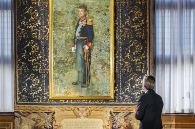Fredag aften blev det første officielle portræt af konge Frederik afsløret. Her ses kongen lige efter afsløringen, hvor han står og betragter sit portræt.