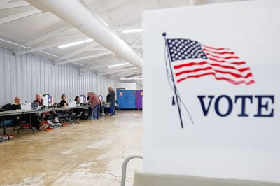 Id-kort kontrolleres mod vælgerlisterne fredag i et stemmelokale i Wheaton i Illinois, hvor der er mulighed for at stemme tidligt ved midtvejsvalget i USA. Præsident Donald Trump har i årevis hævdet, at et betydeligt antal ikke-statsborgere står opført på vælgerlisterne. En domstol advarede i juni om, at USA's delstater og føderale regering på baggrund af unøjagtige oplysninger er i færd med at slette navne på vælgere, der er statsborgere og har ret til at stemme.