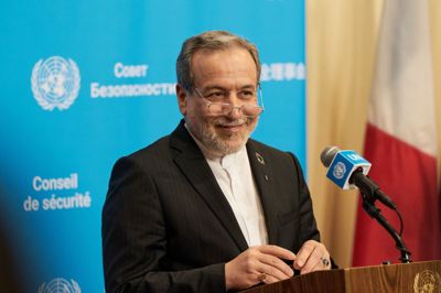 Irans udenrigsminsiter, Abbas Araghchi, taler med journalister på et pressemøde i FN's hovedkvarter i New York City fredag.